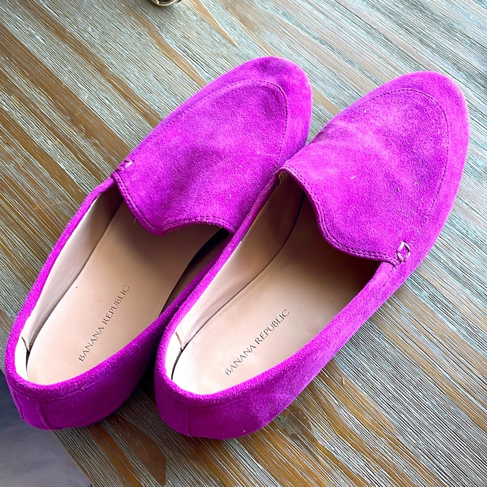Great condition size 7.5 Banana Republic suede flats